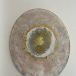 Rundes Acrylbild mit pastellfarbenem Hintergrund und goldenen Details