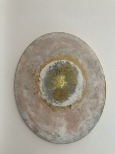 Rundes Acrylbild mit pastellfarbenem Hintergrund und goldenen Details