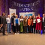 Gruppenfoto der Teilnehmenden auf der Bühne bei der Preisverleihung.
