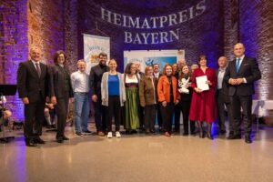 Gruppenfoto der Teilnehmenden auf der Bühne bei der Preisverleihung.