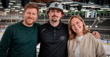Alexander Winkelhaus, Maximilian Hennes und Verena Obinger bilden das Team der Fanbeauftragten der Starbulls Rosenheim.
