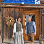 1: Susanna Vötter-Dankl und Christian Vötter vor dem Kammerlanderstall mit TAURISKA-Banner.