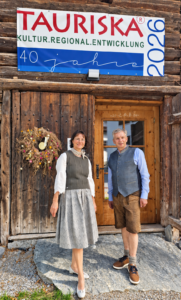 1: Susanna Vötter-Dankl und Christian Vötter vor dem Kammerlanderstall mit TAURISKA-Banner.