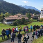Teilnehmende der Projektwoche vor dem Dorfbild von Sachrang