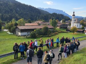 Teilnehmende der Projektwoche vor dem Dorfbild von Sachrang