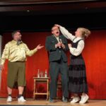 Der eigentlich rothaarige Titus (Michael Binsteiner) wird von seiner Auserwählten (Ronja Langer) und deren Liebhaber (Stefan Fleidl) ordentlich in die Mangel genommen.
