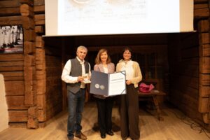 ORF-Landesdirektorin Waltraud Langer (Mitte) erhält die TAURISKA-Medaille.