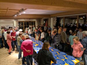 Die Hoftafeln lagen nach Ortschaften sortiert aus; viele Besucher suchten im Gasthaus Brunnlechner nach der Tafel für ihr Anwesen.