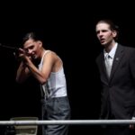 Tod und Leben hängen an der Laune des SS-Offiziers Amon Göth (Angelo Strauß), Oskar Schindler (Samuel Heiß) ist fassungslos.