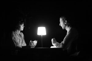 Emilie Schindler (Emilia Jäckel) unterstützt ihren Ehemann Oskar Schindler (Samuel Heiß) maßgeblich, seinem Gewissen zu folgen.