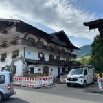 Baustelle mit Bagger und Absperrungen an einer Straße