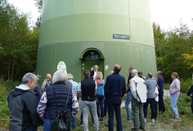 Auf großes Interesse stieß die Windwanderung zum Windrad in Moosthann (Gemeinde Postau).