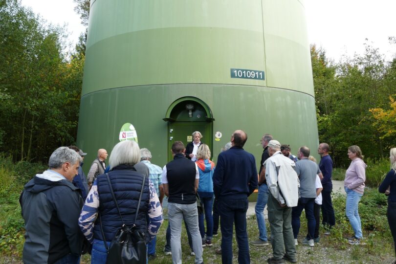 Auf großes Interesse stieß die Windwanderung zum Windrad in Moosthann (Gemeinde Postau).