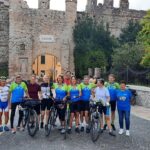 Ankunft der Gruppe vor dem Stadttor von Lazise.