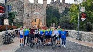 Ankunft der Gruppe vor dem Stadttor von Lazise.