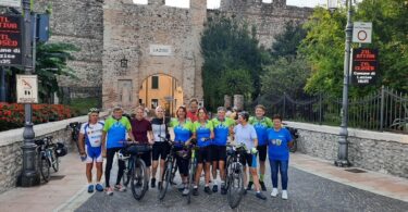Ankunft der Gruppe vor dem Stadttor von Lazise.
