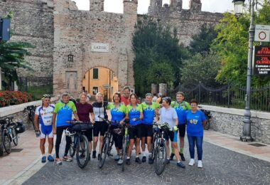 Ankunft der Gruppe vor dem Stadttor von Lazise.