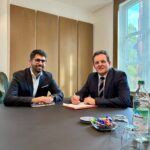 Zumtobel und Erdogan beim Gespräch am Tisch im Rathaus.