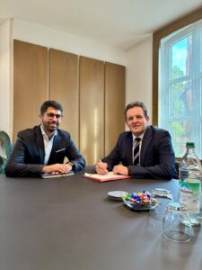 Zumtobel und Erdogan beim Gespräch am Tisch im Rathaus.