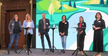 Teil der Auftaktveranstaltung zum Monat des Flächensparens im Bayerischen Wirtschaftsministerium war auch eine Podiumsdiskussion: v.l.n.r. Dr. Angelika Münter, Carolina Zimmermann, Karl Schleich, Julia Riedle, Jennifer Halke, Anka Zielezinski