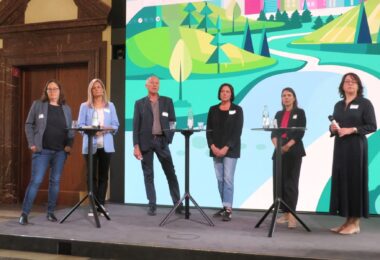 Teil der Auftaktveranstaltung zum Monat des Flächensparens im Bayerischen Wirtschaftsministerium war auch eine Podiumsdiskussion: v.l.n.r. Dr. Angelika Münter, Carolina Zimmermann, Karl Schleich, Julia Riedle, Jennifer Halke, Anka Zielezinski