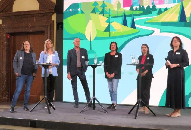 Teil der Auftaktveranstaltung zum Monat des Flächensparens im Bayerischen Wirtschaftsministerium war auch eine Podiumsdiskussion: v.l.n.r. Dr. Angelika Münter, Carolina Zimmermann, Karl Schleich, Julia Riedle, Jennifer Halke, Anka Zielezinski