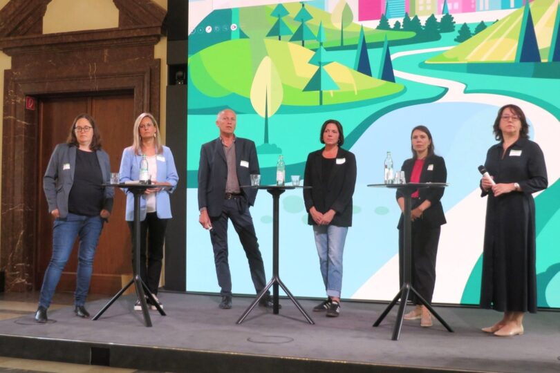 Teil der Auftaktveranstaltung zum Monat des Flächensparens im Bayerischen Wirtschaftsministerium war auch eine Podiumsdiskussion: v.l.n.r. Dr. Angelika Münter, Carolina Zimmermann, Karl Schleich, Julia Riedle, Jennifer Halke, Anka Zielezinski
