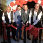 Der Schnitzerstadel ist eröffnet: v.l.n.r. Marktleiter Özlem Günay, Landrat Johann Bertl, Bürgermeister Karl Schleich, Marktleiter Gerd Nieth, Architekt Andreas Negele