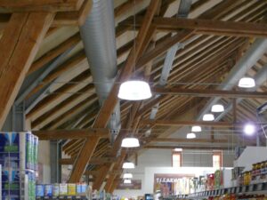 Innenansicht des Stadels mit Supermarkt