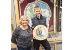 Jacob Weissmeier mit der von Helga Pfaffelhuber gestifteten Anfangsscheibe