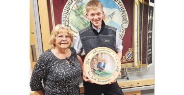Jacob Weissmeier mit der von Helga Pfaffelhuber gestifteten Anfangsscheibe