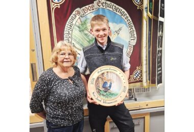 Jacob Weissmeier mit der von Helga Pfaffelhuber gestifteten Anfangsscheibe