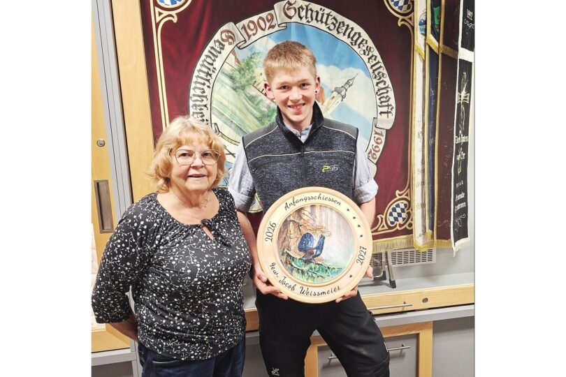 Jacob Weissmeier mit der von Helga Pfaffelhuber gestifteten Anfangsscheibe