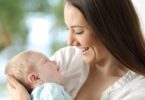 Frau mit Baby im Arm