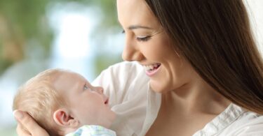 Frau mit Baby im Arm