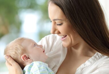 Frau mit Baby im Arm