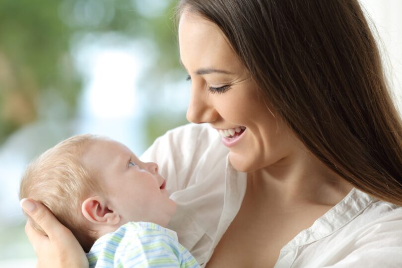 Frau mit Baby im Arm