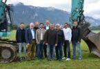 Von links: Alexander Sextl (Ing.-Büro Sextl), Michael Andrelang (2. Bürgermeister), Martin Stuffer (Fachbereichsleitung Bauwesen), Hubert Zaiser (Geschäftsführer Priental Wärme GmbH), Simon Frank (1. Bürgermeister), Wolfgang Wimmer (Geschäftsführer Priental Wärme GmbH), Monika Schmid (3. Bürgermeisterin), Stefan Aberger (Kommunaler Energiewirt), Max Wüstinger (Wüstinger Rickert Architekten)
