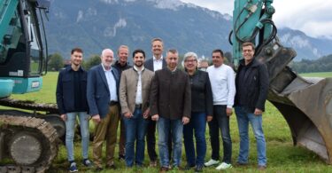 Von links: Alexander Sextl (Ing.-Büro Sextl), Michael Andrelang (2. Bürgermeister), Martin Stuffer (Fachbereichsleitung Bauwesen), Hubert Zaiser (Geschäftsführer Priental Wärme GmbH), Simon Frank (1. Bürgermeister), Wolfgang Wimmer (Geschäftsführer Priental Wärme GmbH), Monika Schmid (3. Bürgermeisterin), Stefan Aberger (Kommunaler Energiewirt), Max Wüstinger (Wüstinger Rickert Architekten)