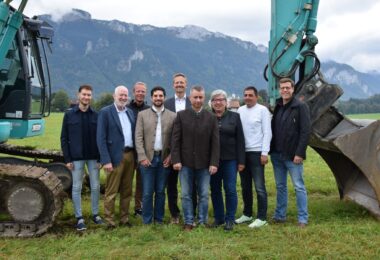 Von links: Alexander Sextl (Ing.-Büro Sextl), Michael Andrelang (2. Bürgermeister), Martin Stuffer (Fachbereichsleitung Bauwesen), Hubert Zaiser (Geschäftsführer Priental Wärme GmbH), Simon Frank (1. Bürgermeister), Wolfgang Wimmer (Geschäftsführer Priental Wärme GmbH), Monika Schmid (3. Bürgermeisterin), Stefan Aberger (Kommunaler Energiewirt), Max Wüstinger (Wüstinger Rickert Architekten)
