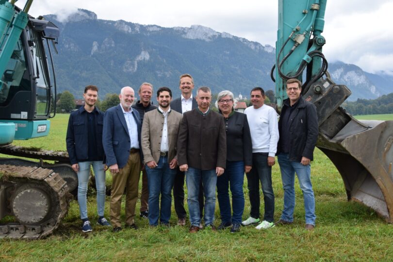 Von links: Alexander Sextl (Ing.-Büro Sextl), Michael Andrelang (2. Bürgermeister), Martin Stuffer (Fachbereichsleitung Bauwesen), Hubert Zaiser (Geschäftsführer Priental Wärme GmbH), Simon Frank (1. Bürgermeister), Wolfgang Wimmer (Geschäftsführer Priental Wärme GmbH), Monika Schmid (3. Bürgermeisterin), Stefan Aberger (Kommunaler Energiewirt), Max Wüstinger (Wüstinger Rickert Architekten)
