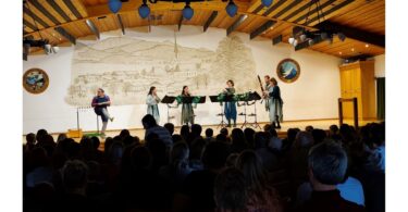 Volles Haus in der Lamstoahalle: Rund 300 Besucher erlebten „Peter und der Wolf“.
