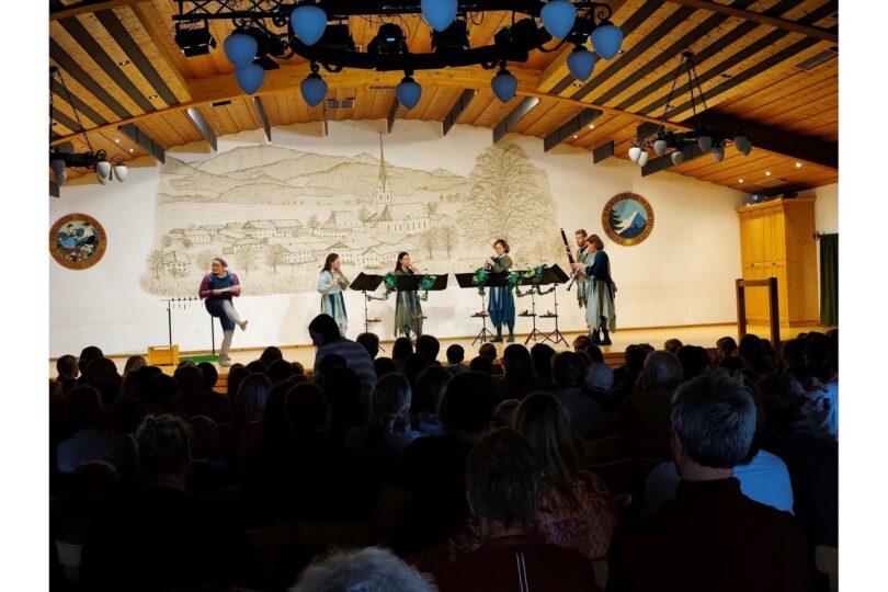 Volles Haus in der Lamstoahalle: Rund 300 Besucher erlebten „Peter und der Wolf“.