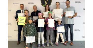 Vertreter der Axdorfer überreichen Unterschriften für eine Fußgängerampel an die Stadtspitze