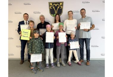 Vertreter der Axdorfer überreichen Unterschriften für eine Fußgängerampel an die Stadtspitze