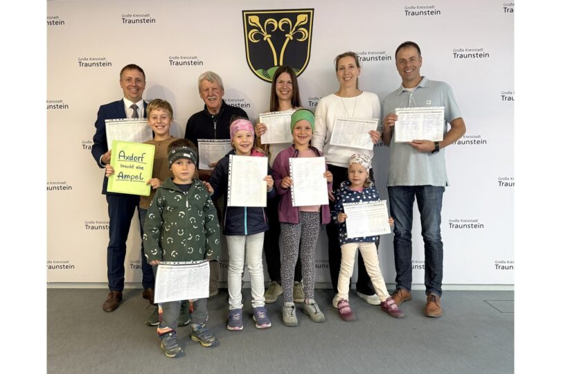 Vertreter der Axdorfer überreichen Unterschriften für eine Fußgängerampel an die Stadtspitze