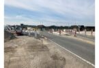 Baustelle an der B 15 an der Abzweigung nach Griesstätt mit Absperrungen und provisorischer Ampel