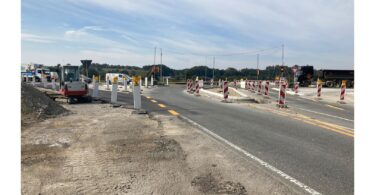 Baustelle an der B 15 an der Abzweigung nach Griesstätt mit Absperrungen und provisorischer Ampel