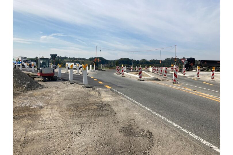 Baustelle an der B 15 an der Abzweigung nach Griesstätt mit Absperrungen und provisorischer Ampel