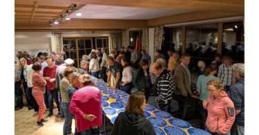 Die Hoftafeln lagen nach Ortschaften sortiert aus; viele Besucher suchten im Gasthaus Brunnlechner nach der Tafel für ihr Anwesen.